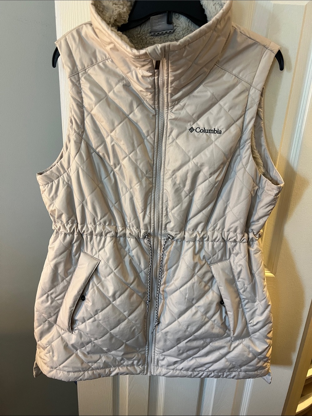 Columbia Women's Light Beige Quilted Insulated Vest; Size Large